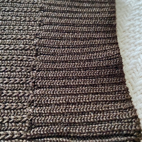 Brown Silk, Short Sleeve Turtleneck - .Design Liz Claiborne. L. - Picture 6 of 10